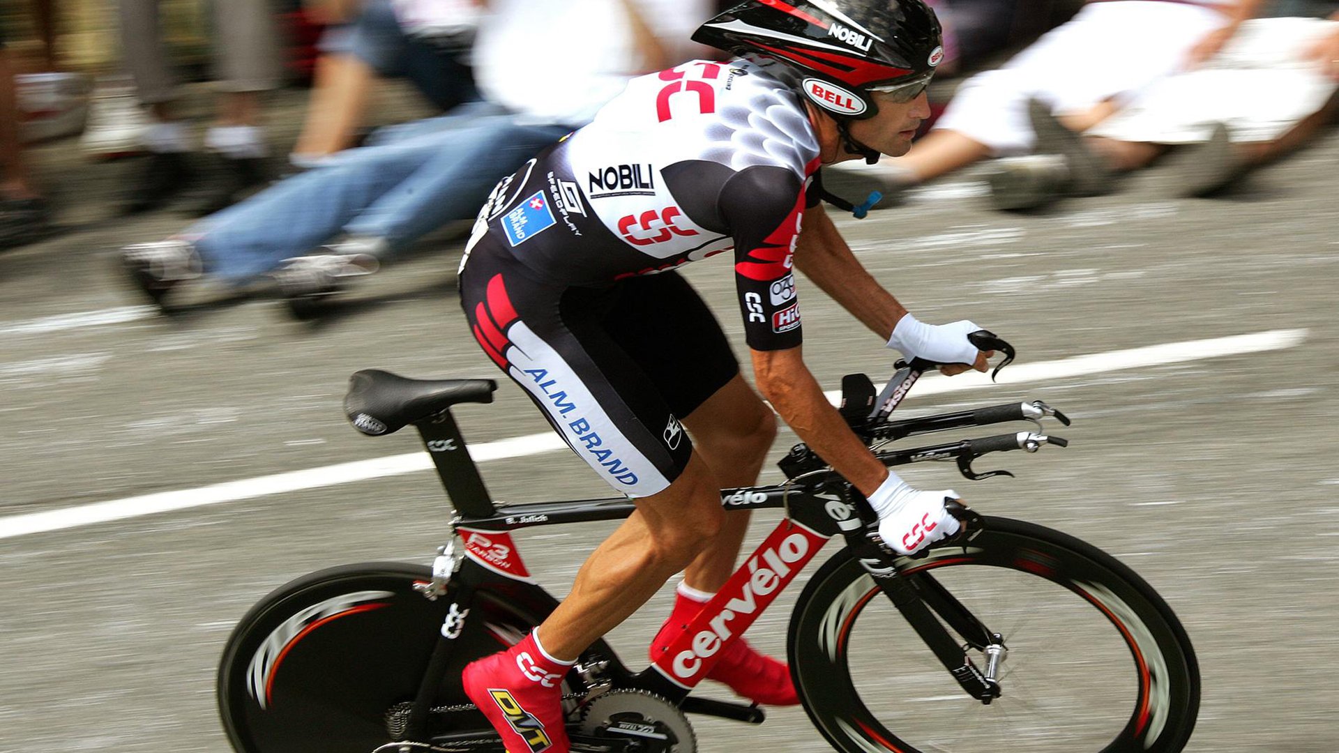 爱游戏下载-不为人知的私人生活：车手的日常，车手的车